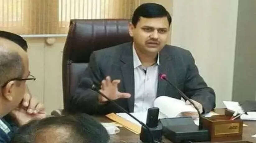 यूपी सरकार ने 24 घंटे में बदला फैसला, अभी वाराणसी के जिलाधिकारी बने रहेंगे कौशल राज शर्मा