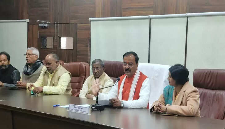 Varanasi News: वाराणसी में डिप्टी सीएम ने अधिकारियों संग की बैठक, दिया आवश्यक दिशा निर्देश