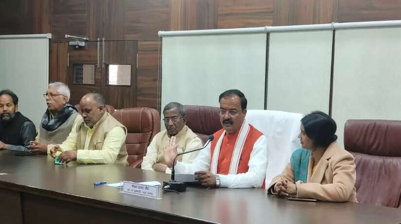 Varanasi News: वाराणसी में डिप्टी सीएम ने अधिकारियों संग की बैठक, दिया आवश्यक दिशा निर्देश