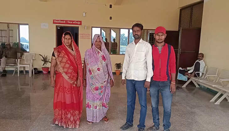 चंदौली में दो विधवा महिलाओं ने की डीएम से फरियाद, परिवार के लोगों ने कर दिया बेघर, अब दोनों को छत भी नसीब नहीं