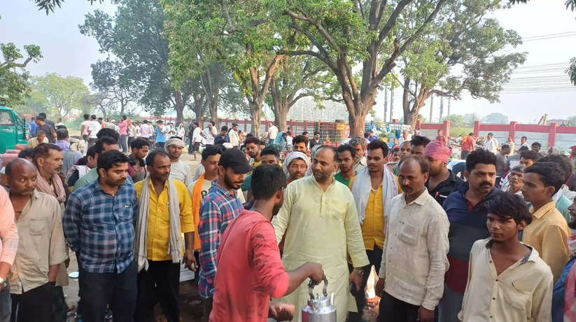 Chanduli News: मनोज सिंह डब्लू शुक्रवार की अलसुबह नवीन मंडी के सामने सड़क पर लगे सब्जी बाजार का दौरा किया