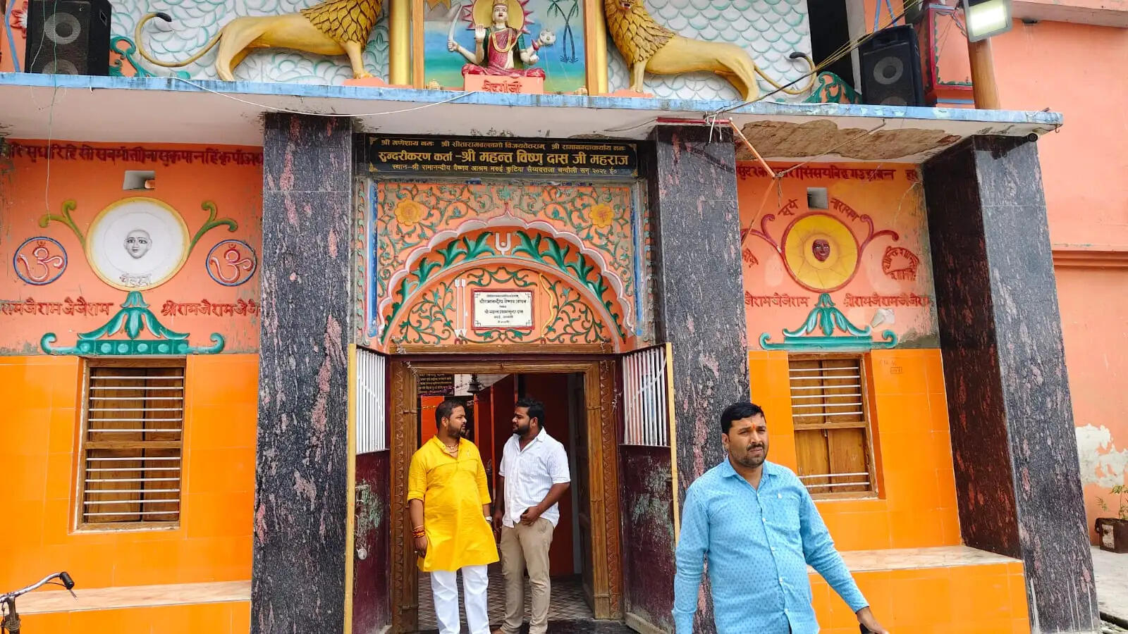स्थानीय लोगों के अनुसार, मरुई कुटिया में करीब 300 वर्षों से गुरु पूर्णिमा महोत्सव का आयोजन निरंतर होता आ रहा है। हर वर्ष दूर-दराज के गांवों से हजारों श्रद्धालु यहां पहुंचकर गुरु का आशीर्वाद लेते हैं और धार्मिक अनुष्ठानों में भागीदारी करते हैं।