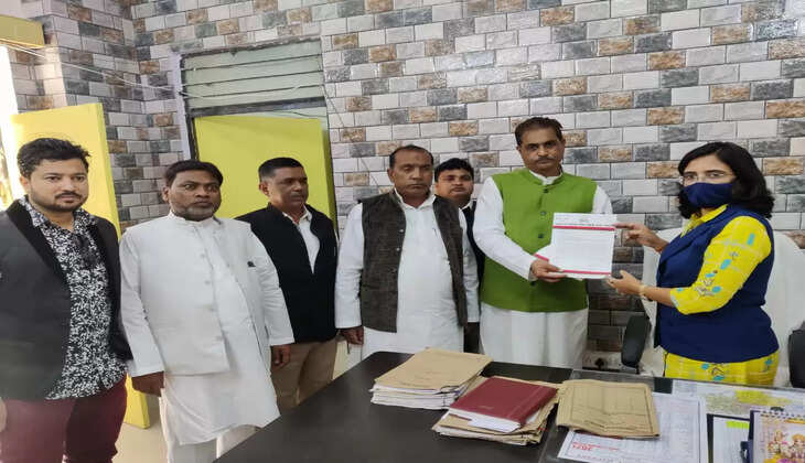 अयोध्या में&nbsp;रेलवे ओवर ब्रिज के निर्माण के संबंध में चेयरमैन ने जिलाधिकारी को संबोधित मांगपत्र तहसीलदार को सौंपा
