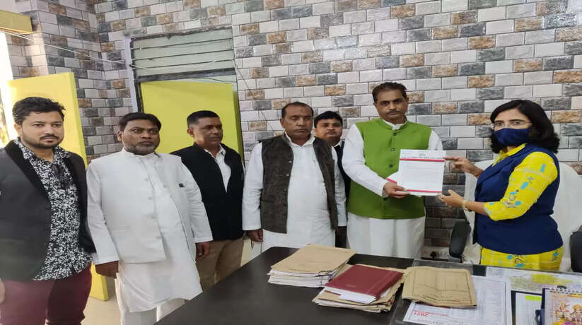 अयोध्या में रेलवे ओवर ब्रिज के निर्माण के संबंध में चेयरमैन ने जिलाधिकारी को संबोधित मांगपत्र तहसीलदार को सौंपा