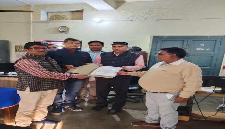Ayodhya News: शिक्षक समस्याओं के निराकरण को नगर शिक्षा अधिकारी को दिया ज्ञापन