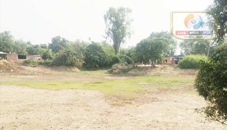 गोरखपुर के नरौली गांव में मनरेगा के तहत बंजरहा पोखरे पर दोबारा लाखों रुपये खर्च किए जाने को लेकर विवाद खड़ा हो गया है। ग्रामीणों ने वित्तीय अनियमितता, फर्जी मस्टर रोल और ऑनलाइन हाजिरी में गड़बड़ी के आरोप लगाते हुए जांच की मांग की है।