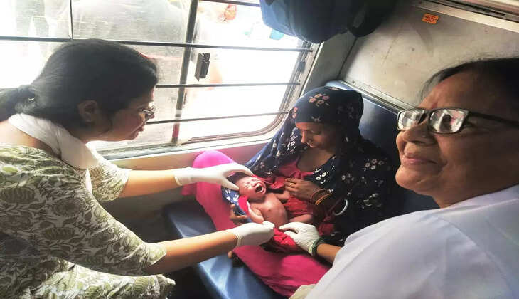 स्वतंत्रता सेनानी एक्सप्रेस में महिला ने दिया स्वस्थ बच्चे को जन्म, रेलवे टीम ने दिखाई तत्परता