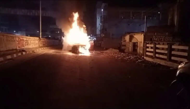 वाराणसी&nbsp;में टला&nbsp;बडा हादसा: रामनगर बाईपास पुल के समीप एकाएक कार में लगी आग, दमकल की कई गाड़िया मौके पर मौजूद​​​​​​​