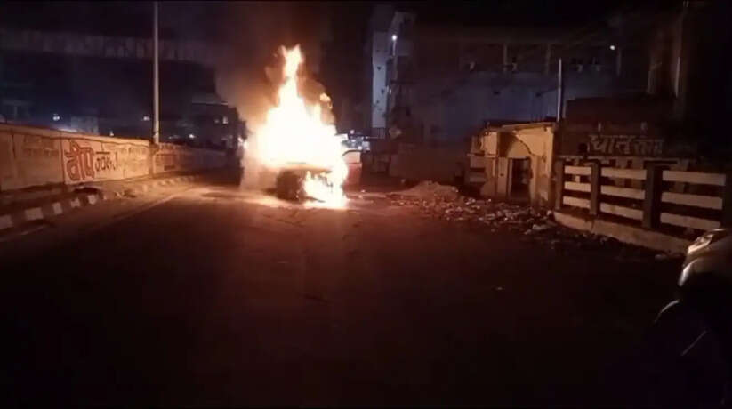 वाराणसी में टला बडा हादसा: रामनगर बाईपास पुल के समीप एकाएक कार में लगी आग, दमकल की कई गाड़िया मौके पर मौजूद