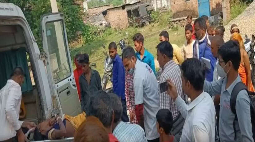खड़े ट्रक में बस ने मारी टक्कर, 20 यात्री घायल