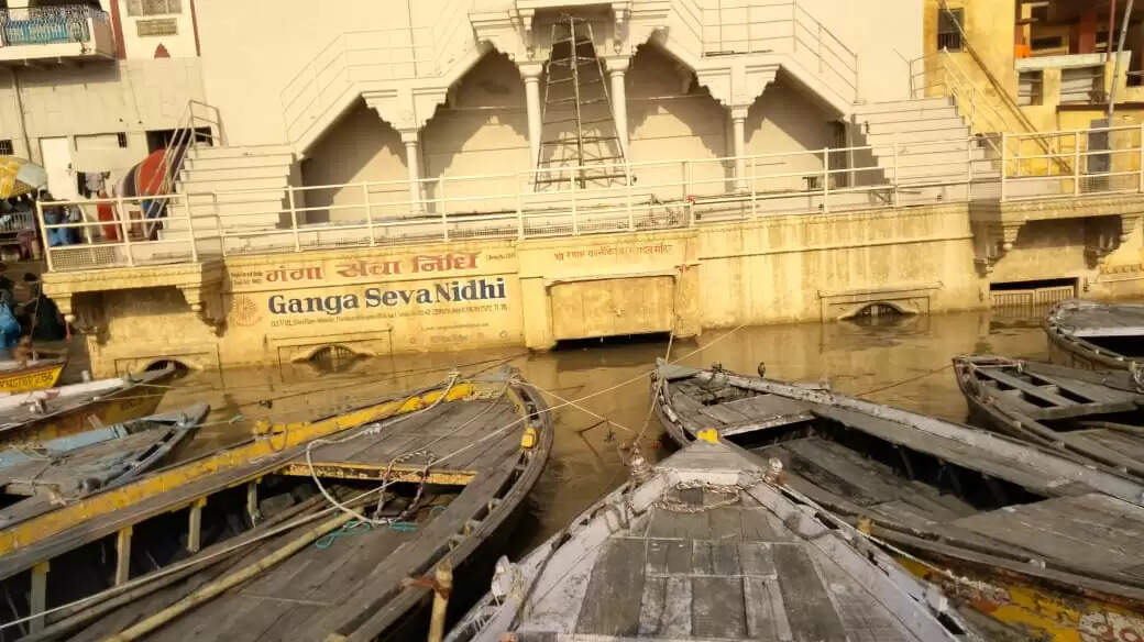 वाराणसी में एक बार फिर गंगा का जल स्तर बढ़ने से नावों का संचालन बंद, लोगों में देव दीपावली मनाने को लेकर संशय