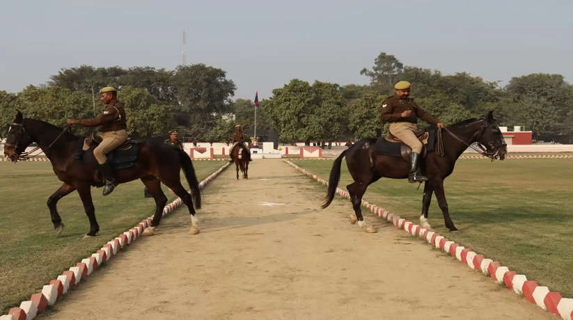 वाराणसी में गणतंत्र दिवस की तैयारियां तेज, रिजर्व पुलिस लाइन व यातायात लाइन का कमिश्नर ने किया भ्रमण