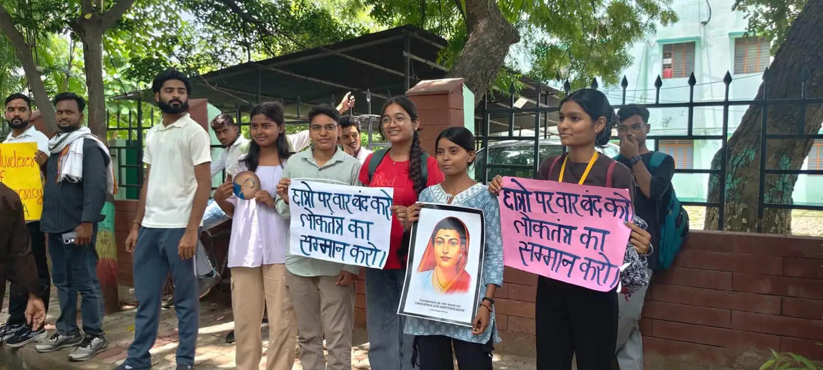 वाराणसी। नई दिल्ली के जंतर-मंतर पर छात्रों के साथ हुई पुलिस कार्रवाई के विरोध की गूंज अब वाराणसी तक पहुंच गई है। बुधवार को महात्मा गांधी काशी विद्यापीठ और बनारस हिंदू विश्वविद्यालय (BHU) में छात्रों ने विरोध प्रदर्शन का आह्वान किया, जिसके बाद जिला प्रशासन और पुलिस पूरी तरह सतर्क हो गई।