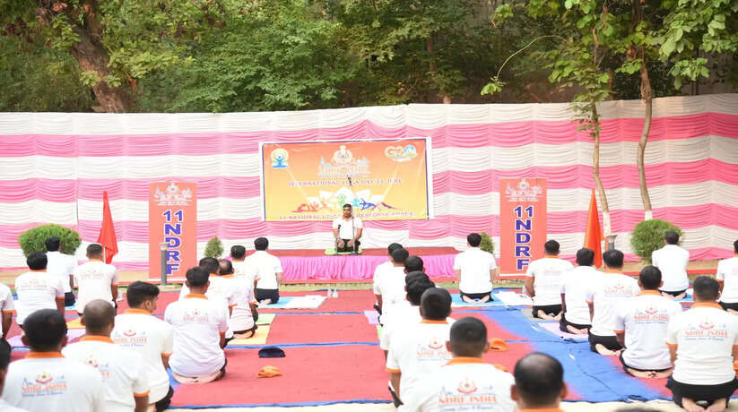 Varanasi News: अंतर्राष्ट्रीय योग दिवस पर एनडीआरएफ बचावकर्मियों ने वाहिनी मुख्यालय, काशी विश्वनाथ कॉरिडोर और नमो घाट में किया भव्य योगाभ्यास