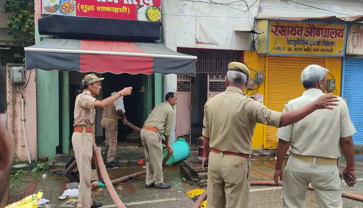 वाराणसी: लंका थाना क्षेत्र के माधव मार्केट के भोजनालय के सिलेंडर में लगी आग, मची अफरातफरी