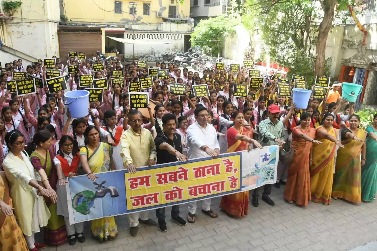 वाराणसी में श्री वल्लभ विद्यापीठ बालिका इंटरमीडिएट कॉलेज की छात्राओं को जल संरक्षण को लेकर दिलाई गयी शपथ