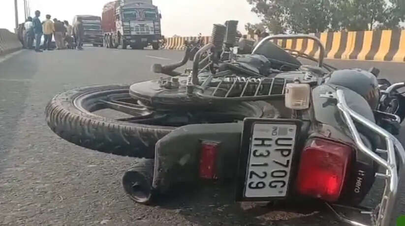 Prayagraj News: प्रयागराज में अज्ञात वाहन की टक्कर से बाइक सवार एक की मौत, एक गंभीर रूप से घायल