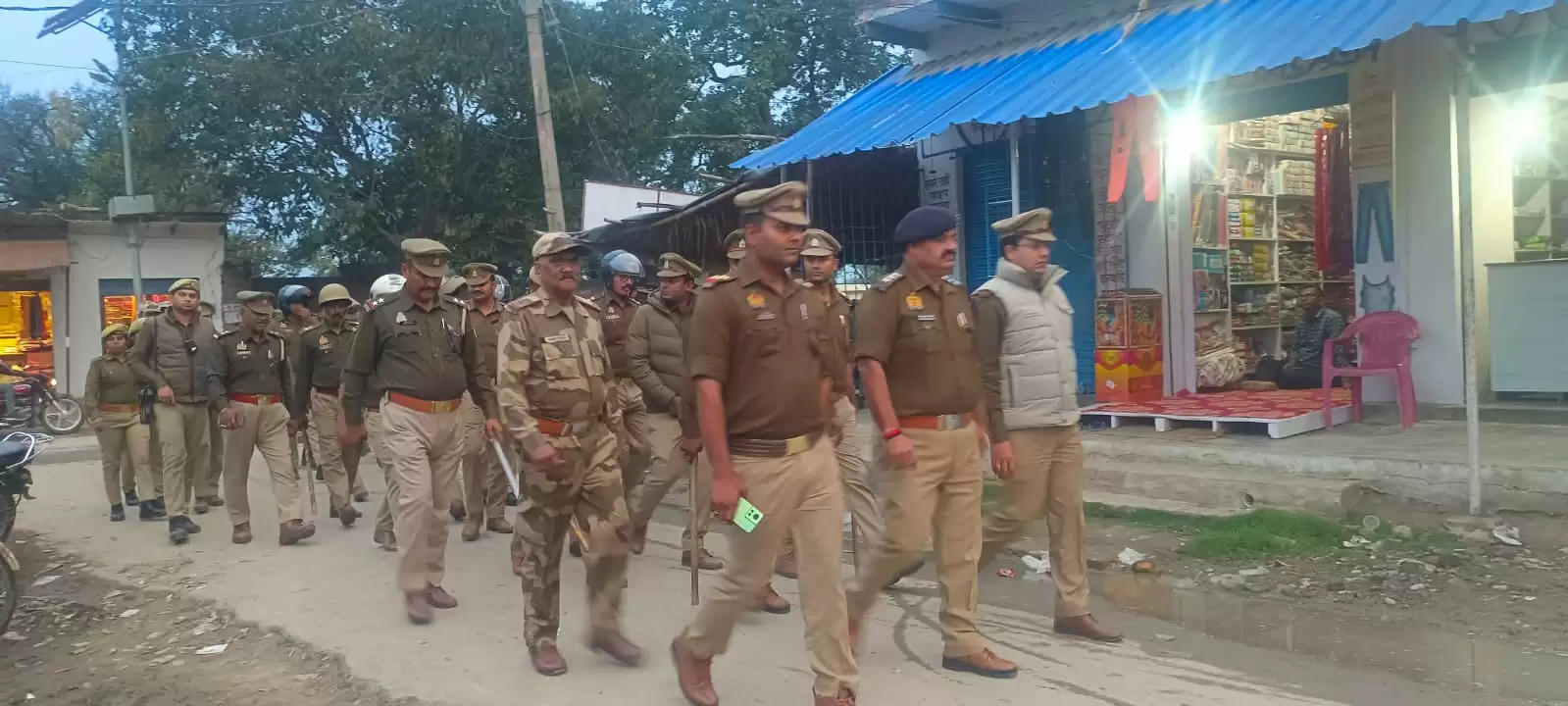 Varanasi News: सहायक पुलिस आयुक्त राजातालाब द्वारा पुलिस बल एवं पैरामिलिट्री फोर्स के साथ फ्लैग मार्च किया गया
