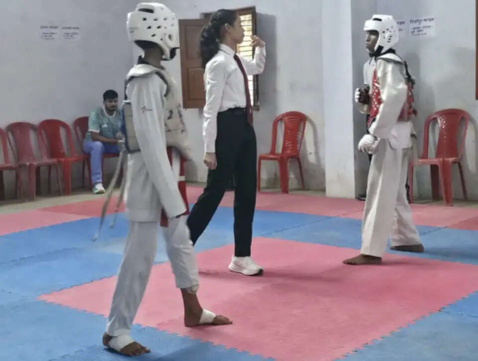 सहजनवां (गोरखपुर)। मुरारी इंटर कॉलेज, सहजनवां में चल रही पांच दिवसीय राज्य स्तरीय ताइक्वांडो प्रतियोगिता में सोमवार को बालक वर्ग के मुकाबलों का रोमांच देखने को मिला। प्रतियोगिता में प्रदेश के 16 मंडलों की टीमें हिस्सा ले रही हैं। आयोजन के तीसरे दिन विभिन्न आयु और भार वर्गों में 135 खिलाड़ियों ने अपनी प्रतिभा का प्रदर्शन किया।