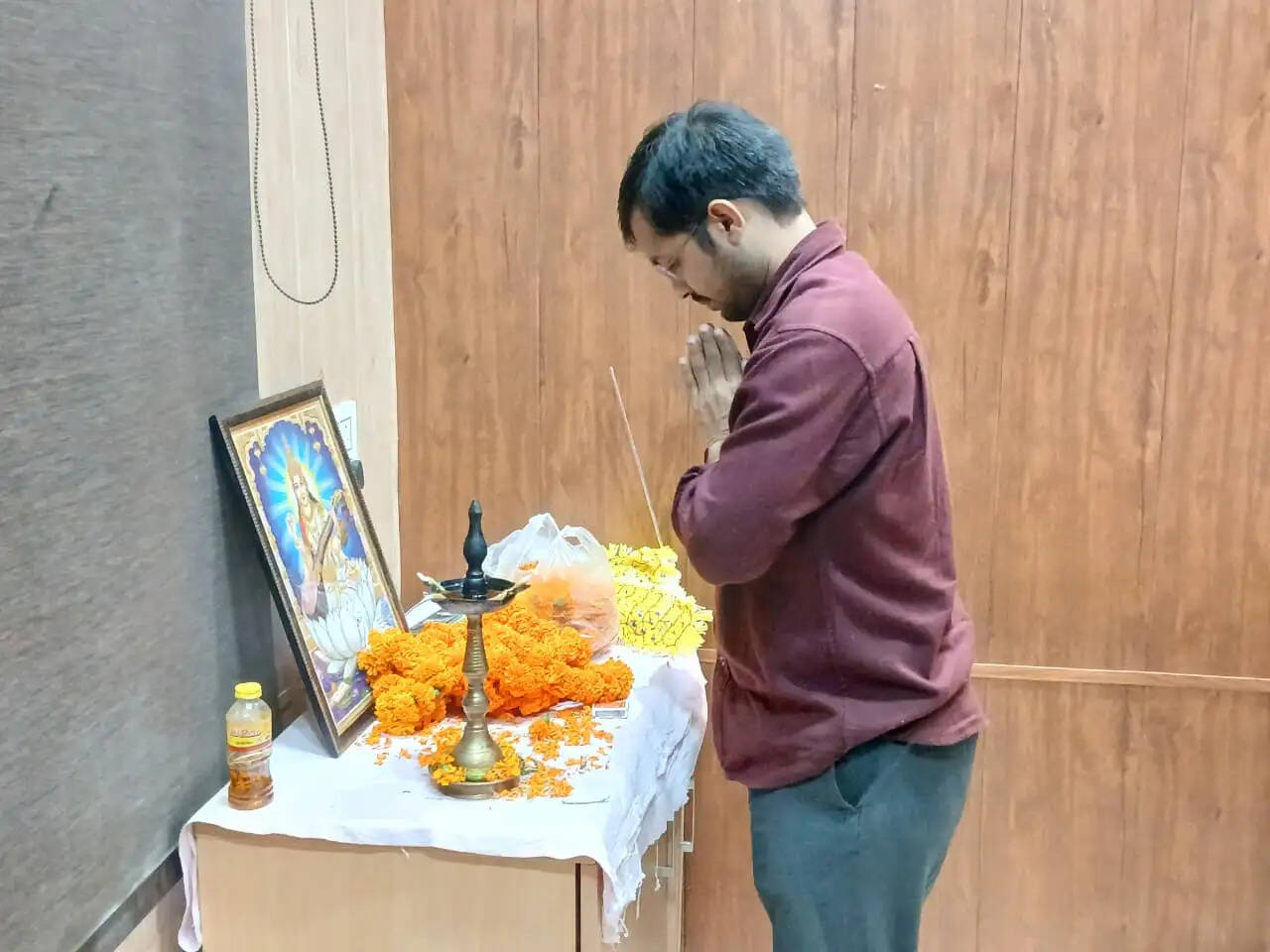 चंदौली। भारत की जनगणना 2027 को लेकर चंदौली जिले में तैयारियां तेज हो गई हैं। जनगणना के द्वितीय चरण के अंतर्गत प्री-टेस्टिंग/पोस्ट-न्यूमरेशन (PE) प्रक्रिया के प्रथम स्लॉट का तीन दिवसीय प्रशिक्षण गुरुवार को राजकीय औद्योगिक प्रशिक्षण संस्थान (ITI), रेवसा में शुरू हुआ। प्रशिक्षण कार्यक्रम 8 से 10 अक्टूबर तक चलेगा। इसमें प्रगणकों और पर्यवेक्षकों को मास्टर ट्रेनर्स द्वारा जनगणना से संबंधित प्रक्रिया और डेटा दर्ज करने की बारीकियों की जानकारी दी जा रही है।