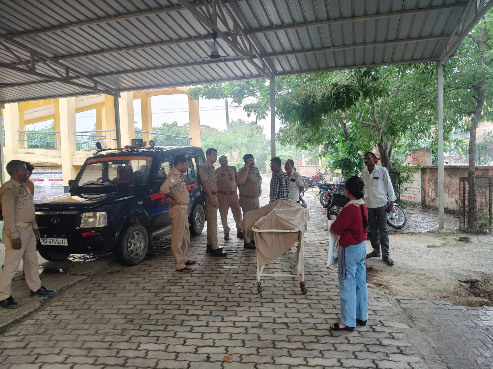 चंदौली में घर में घुसे सांड का हमला, 71 वर्षीय महिला की मौत, ग्रामीणों ने उठाई छुट्टा पशुओं पर कार्रवाई की मांग