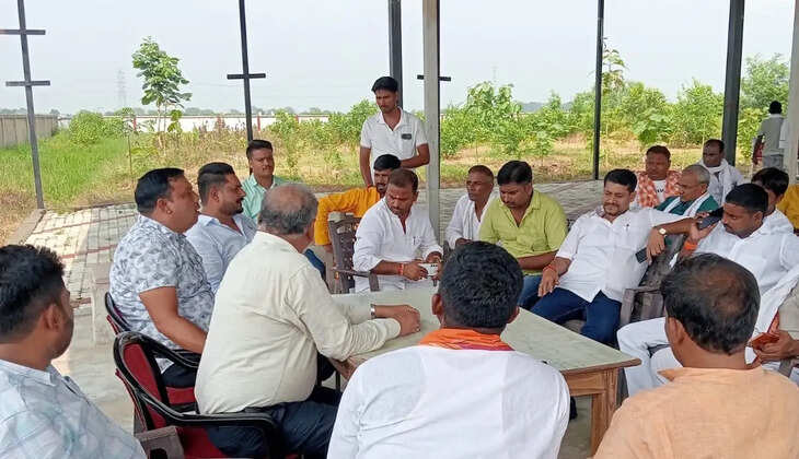 मनरेगा भुगतान और विकास कार्यों में देरी पर बरहनी में प्रशासकों का धरना