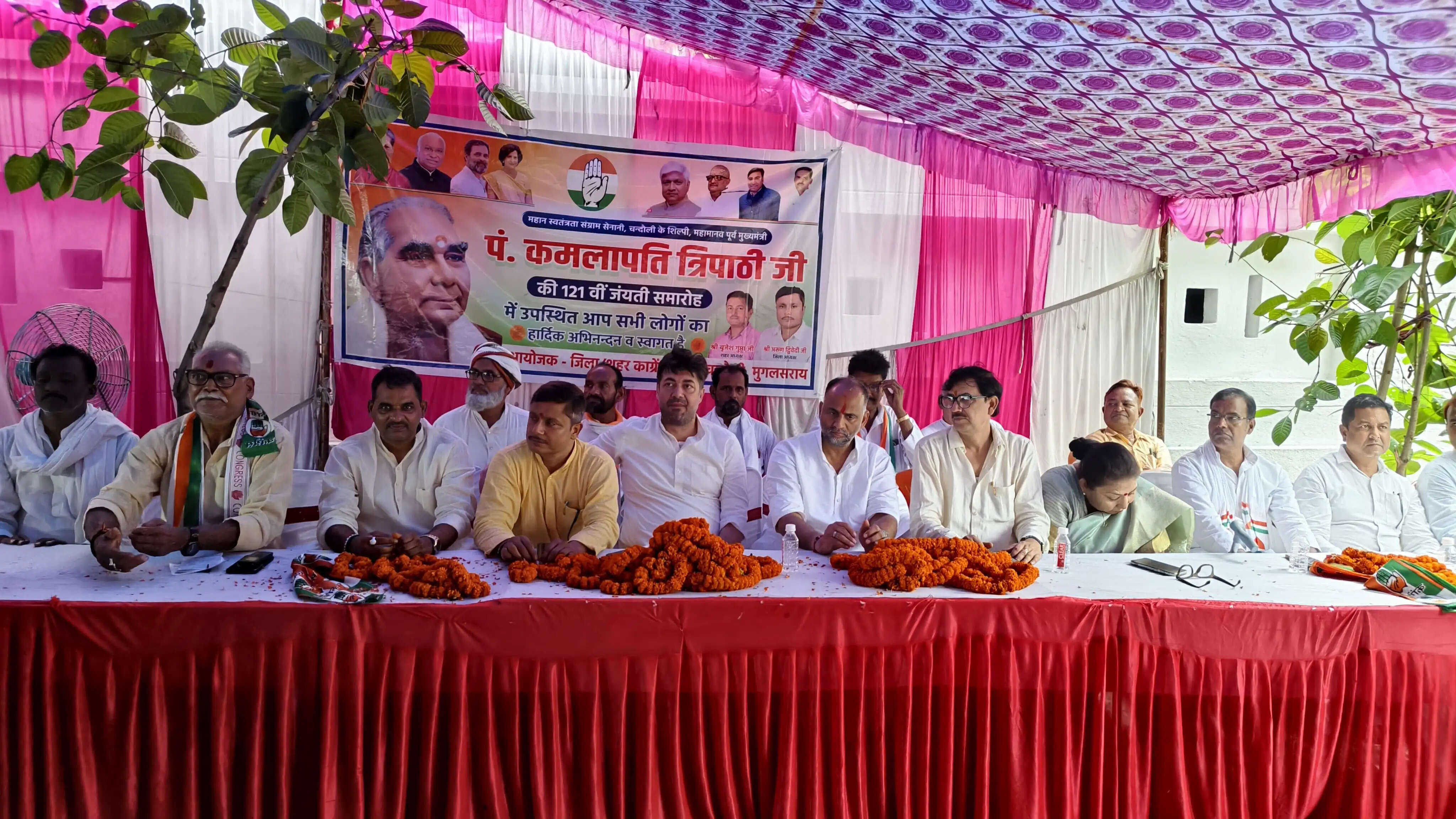 मनोज सिंह डब्लू ने चंदौली पॉलिटेक्निक कॉलेज की स्थिति का जिक्र करते हुए कहा कि कमलापति त्रिपाठी द्वारा स्थापित यह संस्थान आज उपेक्षा का शिकार है। उन्होंने कहा कि जिले के विकास में जिन संस्थानों की महत्वपूर्ण भूमिका रही है, उनकी स्थिति सुधारने की जरूरत है।
