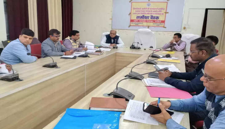 Chandauli news in hindi: चन्दौली में मुख्य विकास अधिकारी की अध्यक्षता में नीति आयोग की समीक्षा बैठक सम्पन्न