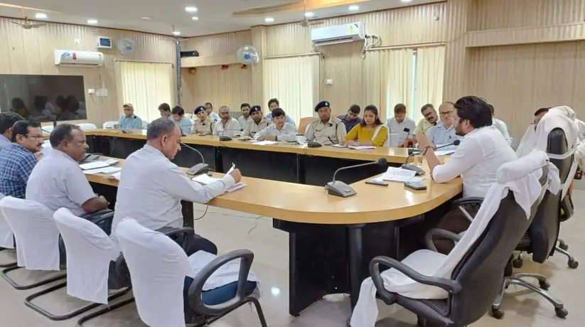 Madhubani News: मधुबनी डीएम ने जिला सड़क सुरक्षा समिति एवं विद्यालय परिवहन समिति की बैठक में दिए कई निर्देश