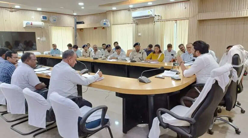 Madhubani News: मधुबनी डीएम ने जिला सड़क सुरक्षा समिति एवं विद्यालय परिवहन समिति की बैठक में दिए कई निर्देश