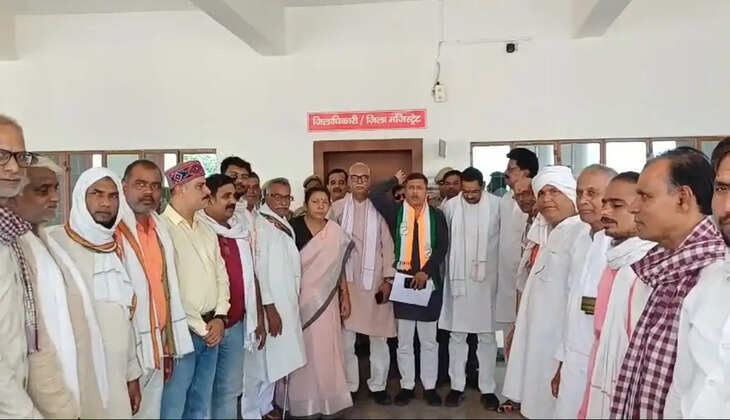 किसानों की समस्याओं को लेकर कांग्रेस ने सौंपा 5 सूत्रीय मांग पत्र  नहरों में पानी छोड़ने, खाद-बीज उपलब्ध कराने और भूमि अधिग्रहण पर रोक लगाने की उठाई मांग  चंदौली। किसानों की विभिन्न समस्याओं को लेकर जिला कांग्रेस कमेटी चंदौली ने शनिवार को राज्यपाल के नाम संबोधित पांच सूत्रीय मांग पत्र जिलाधिकारी को सौंपा। जिला कांग्रेस कमेटी के अध्यक्ष अरुण द्विवेदी के नेतृत्व में पार्टी पदाधिकारियों और कार्यकर्ताओं ने किसानों से जुड़े मुद्दों को प्रमुखता से उठाते हुए त्वरित समाधान की मांग की।  ज्ञापन में कहा गया कि धान का कटोरा कहे जाने वाले चंदौली जनपद में अभी तक नहरों में पानी नहीं छोड़ा गया है, जिससे किसान धान की नर्सरी तैयार करने में गंभीर परेशानियों का सामना कर रहे हैं। कांग्रेस नेताओं ने मांग की कि किसानों की जरूरतों को देखते हुए नहरों में तत्काल पानी छोड़ा जाए ताकि खेती का कार्य प्रभावित न हो।  पार्टी नेताओं ने सहकारी समितियों पर खाद एवं बीज की पर्याप्त उपलब्धता सुनिश्चित करने की भी मांग की। उनका कहना था कि वर्तमान समय में खाद-बीज की कमी के कारण किसानों को भारी कठिनाइयों का सामना करना पड़ रहा है, जिससे खेती-किसानी प्रभावित हो रही है।  ज्ञापन में गड़ई नदी की खुदाई में कथित अनियमितताओं एवं भ्रष्टाचार की निष्पक्ष जांच कराने की मांग भी उठाई गई। इसके अलावा प्रदेश में बिजली दरों में की गई 10 प्रतिशत वृद्धि को वापस लेने की मांग करते हुए कहा गया कि बढ़ी हुई दरों का सीधा असर किसानों और आम जनता पर पड़ रहा है।  कांग्रेस नेताओं ने भारतमाला परियोजना, विंध्य एक्सप्रेसवे एवं ग्रीन फील्ड एक्सप्रेसवे के लिए किसानों की उपजाऊ भूमि के अधिग्रहण पर रोक लगाने की भी मांग की। उन्होंने कहा कि यदि भूमि अधिग्रहण आवश्यक हो तो भूमि अधिग्रहण, पुनर्वास एवं पुनर्स्थापन में उचित प्रतिकर और पारदर्शिता अधिकार अधिनियम-2013 का शत-प्रतिशत पालन सुनिश्चित किया जाए तथा किसानों के हितों की पूरी सुरक्षा की जाए।  जिला कांग्रेस कमेटी ने चेतावनी दी कि यदि किसानों की समस्याओं का शीघ्र समाधान नहीं किया गया तो पार्टी किसानों के हित में व्यापक आंदोलन शुरू करने को बाध्य होगी। ज्ञापन सौंपने के दौरान कांग्रेस के कई पदाधिकारी एवं कार्यकर्ता मौजूद रहे।