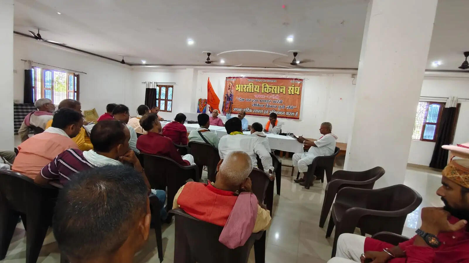 उन्होंने संगठन के सदस्यता अभियान को गति देने पर भी जोर देते हुए सभी खंड अध्यक्षों और मंत्रियों को निर्देशित किया कि वे अपने-अपने क्षेत्र के कम से कम पांच गांवों में व्यापक सदस्यता अभियान चलाकर अधिक से अधिक किसानों को भारतीय किसान संघ से जोड़ें।