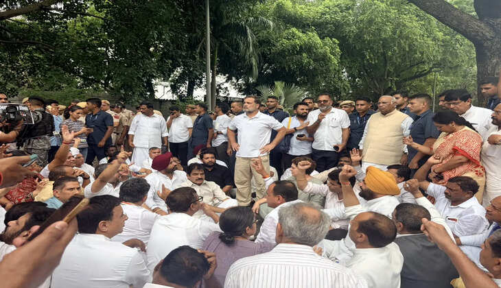 दिल्ली में कांग्रेस अध्यक्ष मल्लिकार्जुन खड़गे के आवास से पीएम आवास तक मार्च निकाला गया। राहुल गांधी, प्रियंका गांधी और कई कांग्रेस सांसद पीएम आवास के पास धरने पर बैठे और इस्तीफे की मांग की।