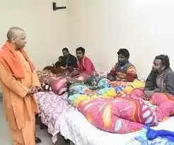 CM Yogi went on Kashi tour at night: रात में काशी भ्रमण पर निकले CM Yogi, रैन बसेरों में बांटे कंबल, अधिकारियों को दे डाले ये सख्त निर्देश