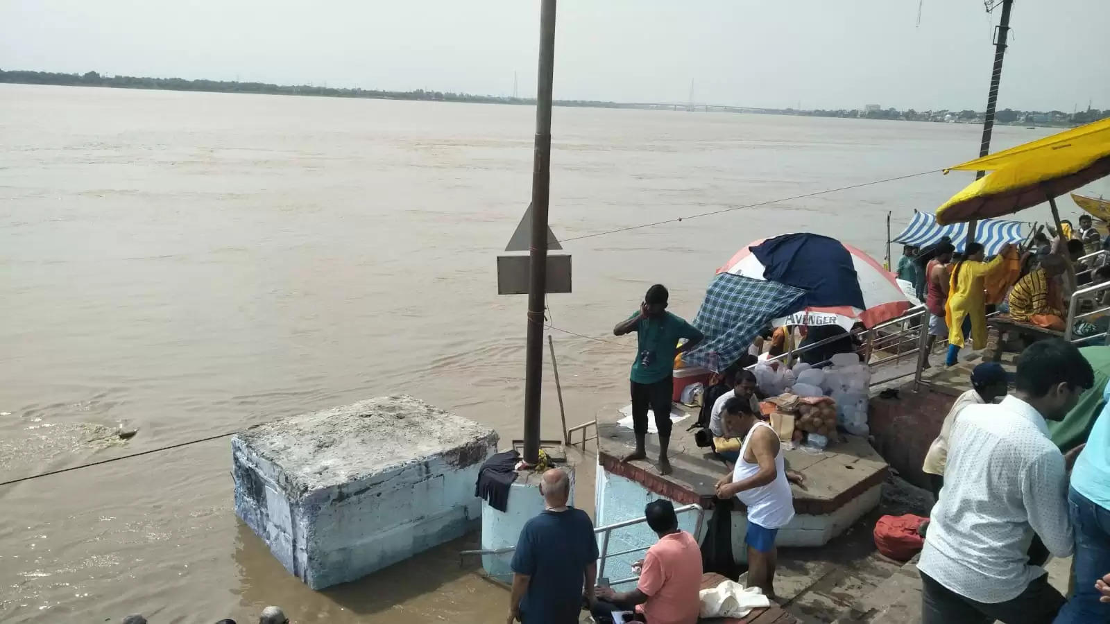 Varanasi Ganga Flood: जलमग्न हुआ काशी का प्रसिद्ध हरिश्चंद्र घाट, 3 सेंटीमीटर प्रति घंटा की रफ्तार से बढ़ रहा जलस्तर