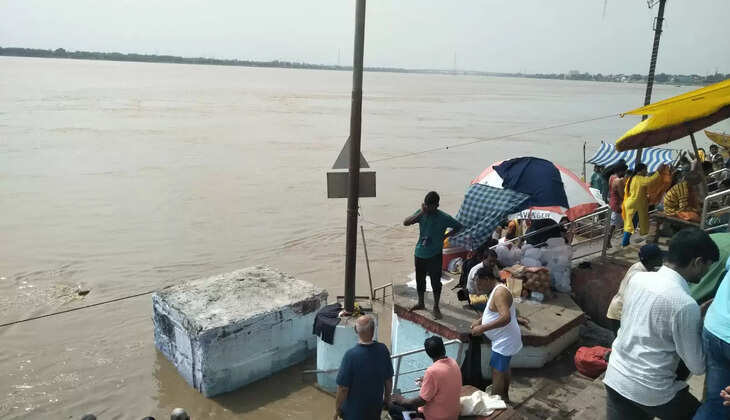 Varanasi Ganga Flood:&nbsp;जलमग्न हुआ काशी का प्रसिद्ध हरिश्चंद्र घाट,&nbsp;3 सेंटीमीटर प्रति घंटा की रफ्तार से बढ़ रहा जलस्तर