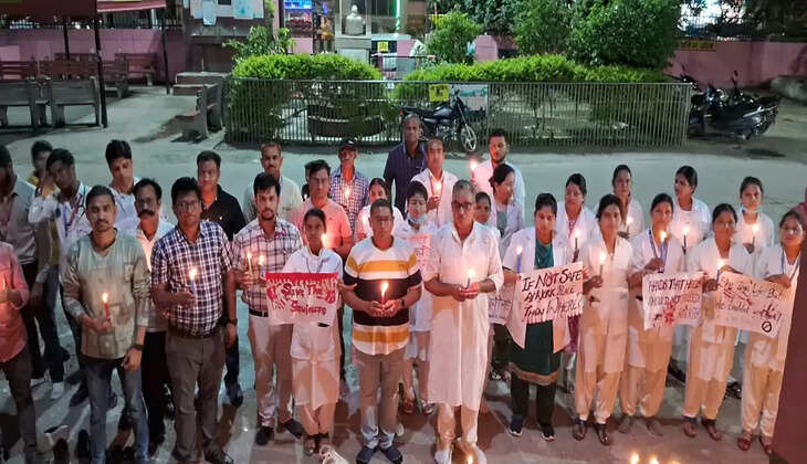 Varanasi News: वाराणसी में कबीरचौरा अस्पताल के डॉक्टरों ने निकाला कैंडल मार्च, आरोपी को फांसी की सजा की मांग