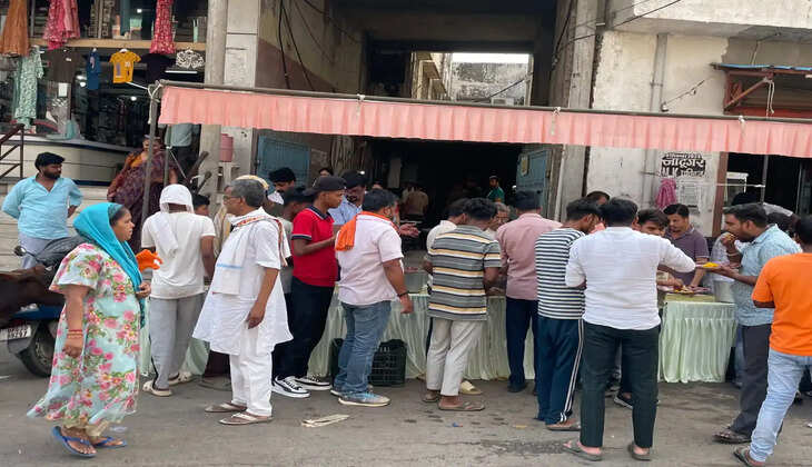 गोरखपुर के सहजनवा मेन मार्केट में छठे बड़े मंगलवार के अवसर पर एनटीसी परिवार द्वारा विशाल भंडारे का आयोजन किया गया। हनुमान जी की पूजा-अर्चना के बाद हजारों श्रद्धालुओं ने महाप्रसाद ग्रहण किया।