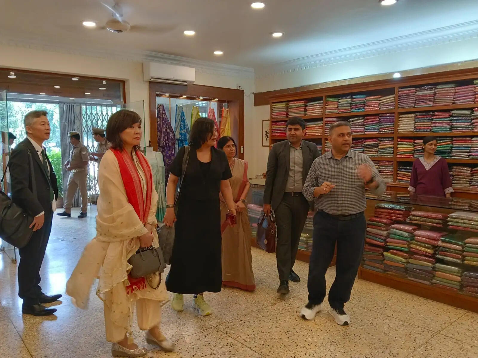 जापान के पूर्व प्रधानमंत्री शिंजो आबे की पत्नी आकिए आबे वाराणसी के The Panaya पहुंचीं। उन्होंने बनारसी साड़ी की हाथकरघा बुनाई, पारंपरिक डिजाइन और 1875 से चली आ रही विरासत को करीब से जाना। शिंजो आबे की स्मृतियों के बीच काशी से जुड़ी उनकी विरासत को नमन, चौकाघाट स्थित The Panaya में बनारसी साड़ी की बारीकियों से रूबरू हुईं आकिए आबे।