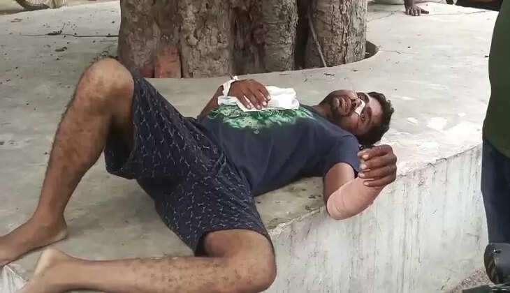 प्रयागराज करछना थाना क्षेत्र के अंतर्गत दबंगों द्वारा एक व्यक्ति को पीट पीट कर किया गया अधमरा शिकायत हुई दर्ज