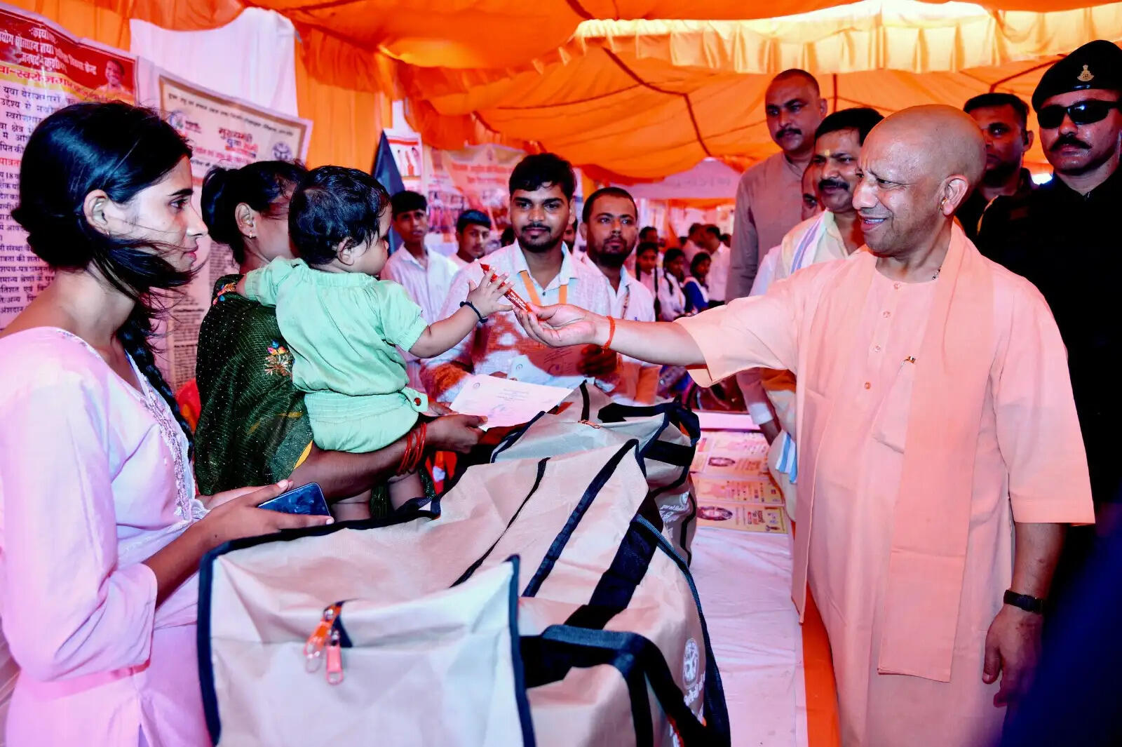 विकास परियोजनाओं के लोकार्पण एवं शिलान्यास के बाद मुख्यमंत्री ने जनसभा को संबोधित करते हुए कहा कि प्रदेश सरकार आत्मनिर्भर और विकसित उत्तर प्रदेश के संकल्प को साकार करने की दिशा में तेजी से कार्य कर रही है। उन्होंने कहा कि विकास और जनकल्याण सरकार की सर्वोच्च प्राथमिकता है।