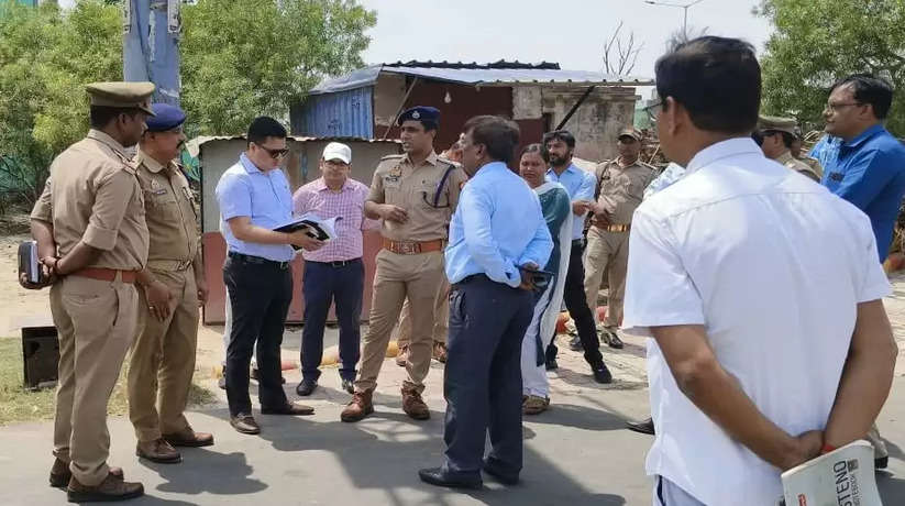Chandauli News: चन्दौली में जिला निर्वाचन अधिकारी व पुलिस अधीक्षक ने नामांकन व मतगणना स्थल का किया निरीक्षण