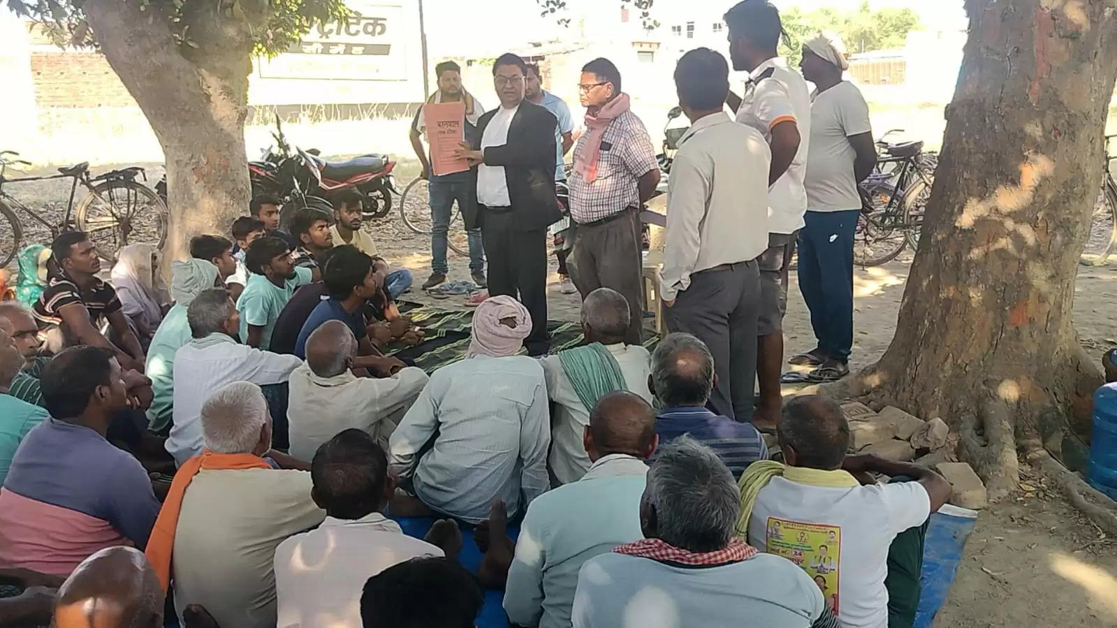 Varanasi News: वैदिक सिटी योजना का विरोध कर रहे हिर्दयपुर, पत्रहीं, सथवा, के स्थानीय किसानों को डऱवाते व हड़काते पुलिसकर्मी