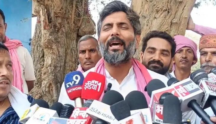 सपा प्रवक्ता मनोज सिंह &lsquo;काका&rsquo; का ओमप्रकाश राजभर पर हमला, बोले- जनता अब नहीं लेती गंभीरता से...  चंदौली। समाजवादी पार्टी के धरना-प्रदर्शन के दौरान पार्टी के राष्ट्रीय प्रवक्ता मनोज सिंह 'काका' ने उत्तर प्रदेश सरकार के मंत्री और सुभासपा अध्यक्ष ओमप्रकाश राजभर पर तीखा राजनीतिक हमला बोला। उन्होंने आरोप लगाया कि राजभर जनहित के मुद्दों को छोड़कर केवल राजनीतिक बयानबाजी तक सीमित हैं, इसलिए जनता अब उनकी बातों को गंभीरता से नहीं लेती।  धरना स्थल पर मीडिया से बातचीत करते हुए मनोज सिंह काका ने कहा कि समाजवादी पार्टी जनता से जुड़े मुद्दों को लेकर संघर्ष कर रही है, जबकि सरकार के सहयोगी दलों के नेता महंगाई, भ्रष्टाचार, बेरोजगारी और पेपर लीक जैसे महत्वपूर्ण विषयों पर मौन रहते हैं। उन्होंने दावा किया कि प्रदेश की जनता अब ऐसे नेताओं की राजनीति को समझ चुकी है।  सपा प्रवक्ता ने कहा कि समाजवादी पार्टी के राष्ट्रीय अध्यक्ष अखिलेश यादव लोकतांत्रिक मूल्यों में विश्वास रखते हैं और भाजपा की तरह राजनीतिक तोड़फोड़ की राजनीति नहीं करते। उन्होंने आरोप लगाया कि ओमप्रकाश राजभर वही मुद्दे उठाते हैं जो उन्हें भाजपा की ओर से बताए जाते हैं।  राम मंदिर चंदा घोटाले से जुड़े मामले में एसआईटी जांच पर प्रतिक्रिया देते हुए मनोज सिंह काका ने कहा कि पूरे मामले की निष्पक्ष जांच होनी चाहिए और सच्चाई जनता के सामने आनी चाहिए। उन्होंने इस मुद्दे पर भी सरकार को घेरने का प्रयास किया।  धरना-प्रदर्शन के दौरान पांच सूत्रीय मांगों को लेकर सपा कार्यकर्ताओं और पुलिस के बीच हल्की नोकझोंक भी देखने को मिली। हालांकि बाद में स्थिति सामान्य हो गई और कार्यक्रम जारी रहा।  समाजवादी पार्टी ने चेतावनी दी है कि यदि जनहित से जुड़े मुद्दों का समाधान नहीं हुआ तो आंदोलन को और व्यापक रूप दिया जाएगा।