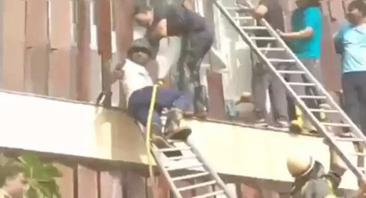 Massive fire broke out in Lucknow's Levana Hotel, two people died, many people are trapped in the hotel