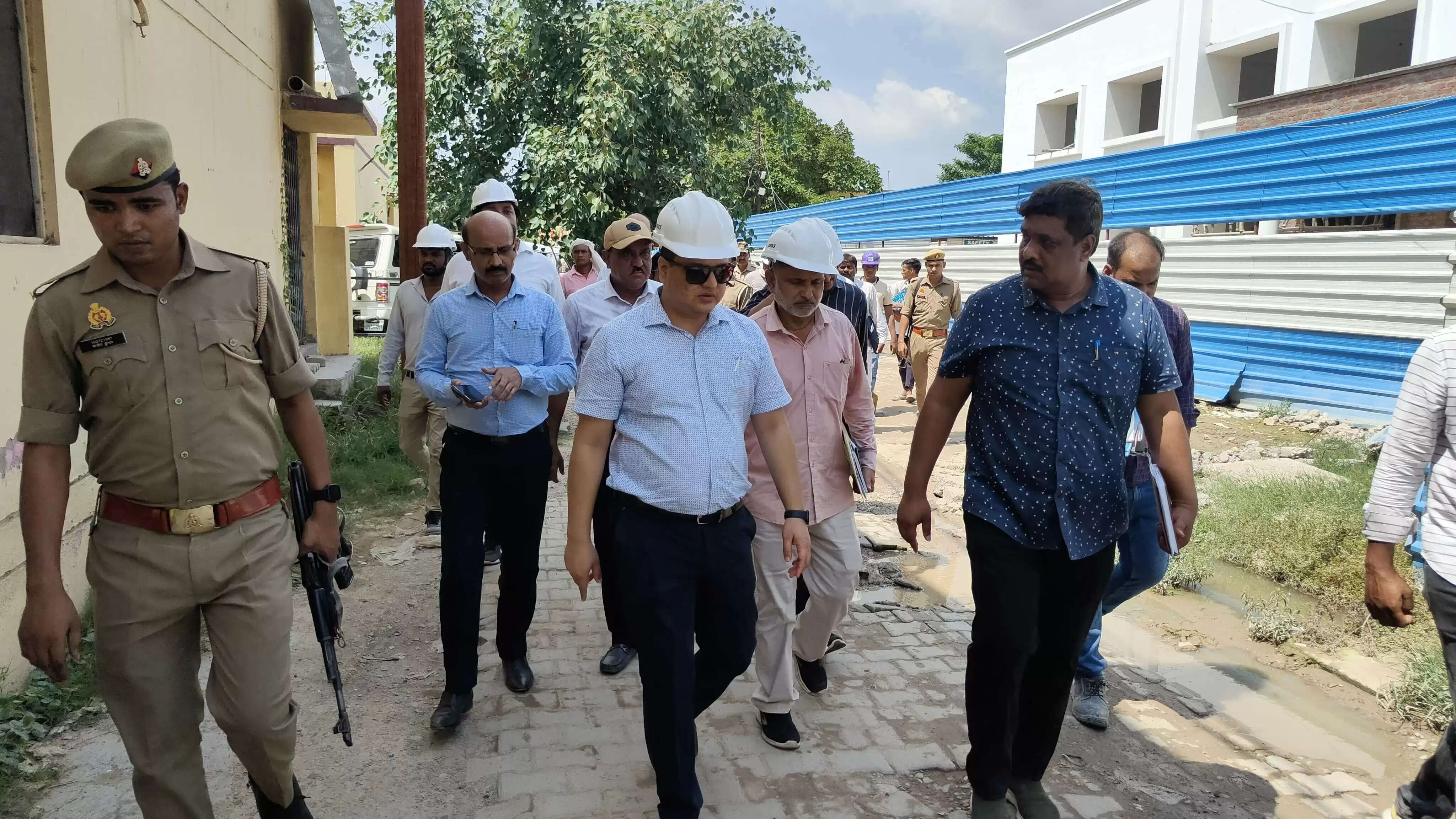 चन्दौली जिलाधिकारी ने जिला अस्पताल परिसर में निर्माणधीन बिल्डिंग का किया निरीक्षण, अधिकारियों को दिया आवश्यक दिया निर्देश