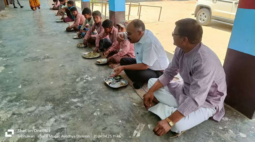 Ayodhya News: एडी बेसिक ने बच्चों संग टाट पट्टी पर बैठकर चखा ए डी एम
