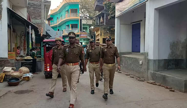 Chandauli News: चन्दौली में आगमी त्यौहारों के दृष्टिगत सुरक्षा व्यवस्था को लेकर पुलिस कर्मियों&nbsp;द्वारा किया जा रहा पैदल गश्त