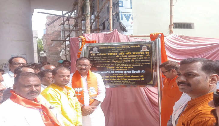 वाराणसी के कज्जाकपुरा में महापौर अशोक कुमार तिवारी और विधायक डॉ. नीलकंठ तिवारी ने 1.79 करोड़ रुपये की नई सीवर पाइपलाइन परियोजना का शिलान्यास किया। परियोजना से राजघाट, हनुमान फाटक और सोनकर बस्ती के लोगों को बड़ी राहत मिलेगी।