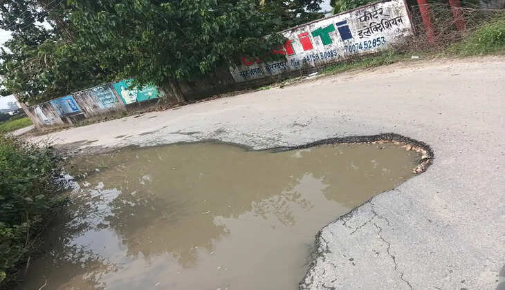 पटखौली-भीटी मार्ग की बदहाली से ग्रामीण परेशान, दो साल से गड्ढों में तब्दील है सड़क